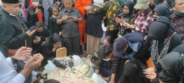 Malaysian cemetery with few mourners